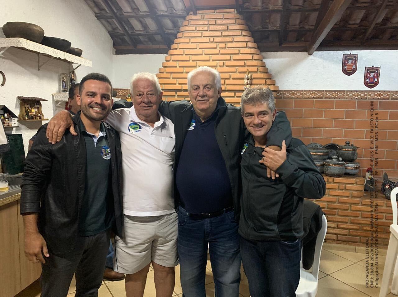 Wesley da Lima, à direita, candidato à prefeitura de Nova Lima, colado com o veterano Vitor Penido, segundo da esquerda à direita. (Divulgação/Facebook)